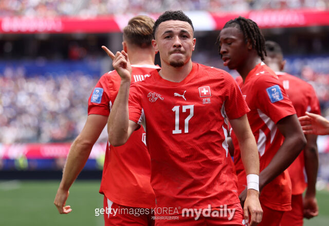 스위스가 19일 로스앤젤레스 스타디움에서 열린 '2026 국제축구연맹(FIFA) 북중미월드컵' 보스니아 헤르체고비나와의 B조 조별리그 2차전에서 4-1로 승리했다. 추가골을 넣은 뒤 기뻐하고 있는 루벤 바르가스./게티이미지코리아