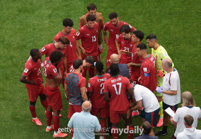 포르투갈이 18일 휴스턴 스타디움에서 열린 콩고민주공화국과의 '2026 국제축구연맹(FIFA) 북중미 월드컵' K조 조별리그 1차전에서 1-1로 비겼다. 경기 종료 후 로베르토 마르티네스 포르투갈 축구대표팀 감독은 선수단과 긴급 회의를 가졌다./게티이미지코리아