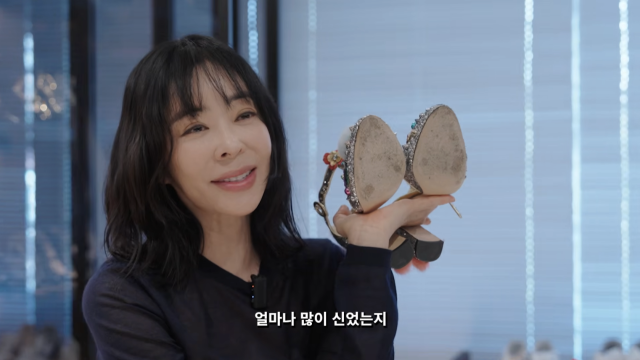 이혜영이 과거 화제를 모았던 '12억 원 다리 보험'의 진실을 솔직하게 털어놨다. / 유튜브 채널 '혜영이는 못말려'