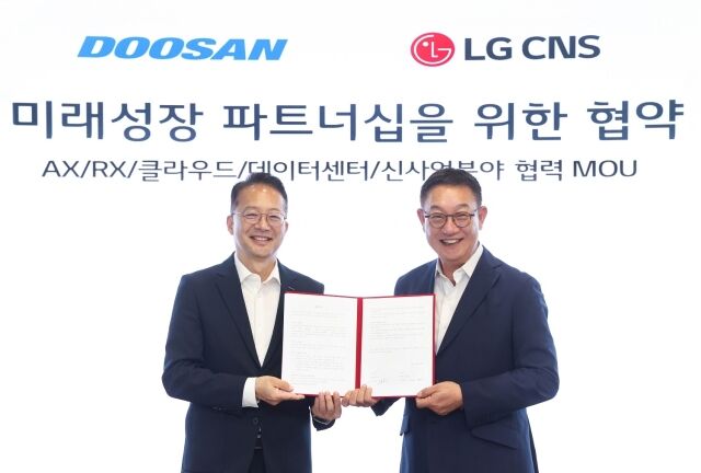 현신균 LG CNS 사장(오른쪽)과 유승우 두산 사장이 18일 업무협약식 이후 기념 사진을 촬영하고 있다. /LG CNS