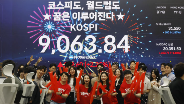 오전 9시 55분 현재 코스피는 전 거래일보다 270.10포인트(2.98%) 오른 9333.94를 기록하고 있다. 전날 사상 처음으로 종가 기준 9000선을 돌파한 데 이어 하루 만에 또다시 최고치를 경신했다. /뉴시스