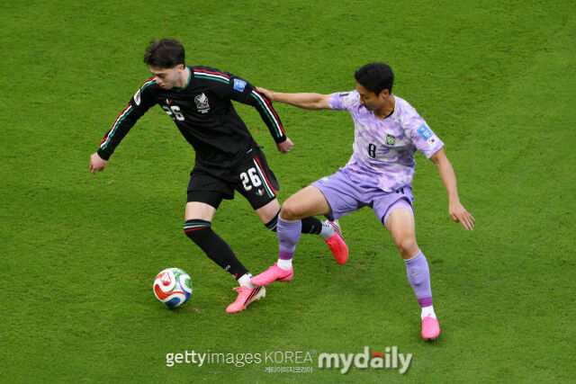 백승호(오른쪽)이 19일(한국시각) 멕시코 사포판의 과달라하라 스타디움에서 열린 2026 국제축구연맹(FIFA) 북중미 월드컵 조별리그 A조 2라운드 멕시코와의 맞대결에서 볼 경합하고 있다. /게티이미지코리아