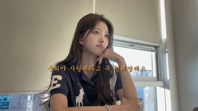 최준희가 무속인을 찾아 점사를 의뢰한 가운데, 고(故) 최진실과 관련된 이야기에 결국 눈물을 보였다. / 유튜브 채널 '준희'