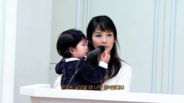 최준희가 무속인을 찾아 점사를 의뢰한 가운데, 고(故) 최진실과 관련된 이야기에 결국 눈물을 보였다. / 유튜브 채널 '준희'