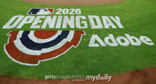 2026시즌 MLB 개막전을 알리는 로고가 그라운드에 새겨져 있다./게티이미지코리아