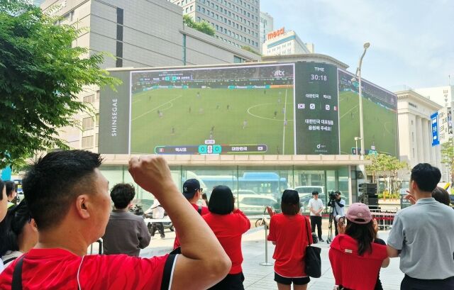 19일 서울 중구 신세계백화점 본점의 초대형 스크린 '신세계스퀘어'를 통해 대한민국 국가대표팀의 월드컵 경기가 생중계되고 있다. /방금숙 기자