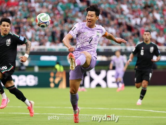 19일 과달라하라 스타디움에서 열린 대한민국과 멕시코의 '2026 국제축구연맹(FIFA) 북중미월드컵' A조 조별리그 2차전 경기. 슈팅을 시도하고 있는 대한민국의 손흥민./게티이미지코리아