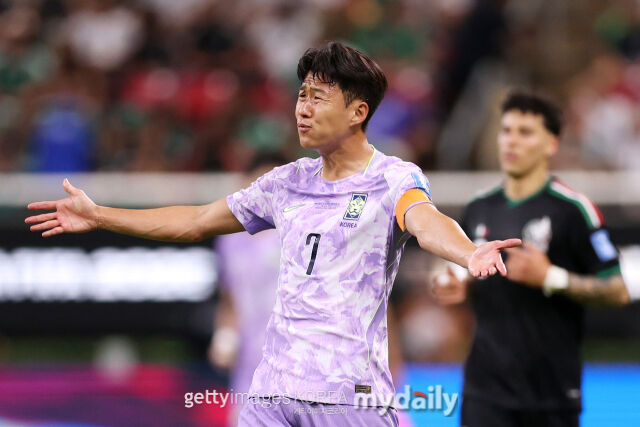 19일 과달라하라 스타디움에서 열린 대한민국과 멕시코의 '2026 국제축구연맹(FIFA) 북중미월드컵' A조 조별리그 2차전 경기. 대한민국의 손흥민이 동료들을 향해 아쉬움을 표출하고 있다./게티이미지코리아