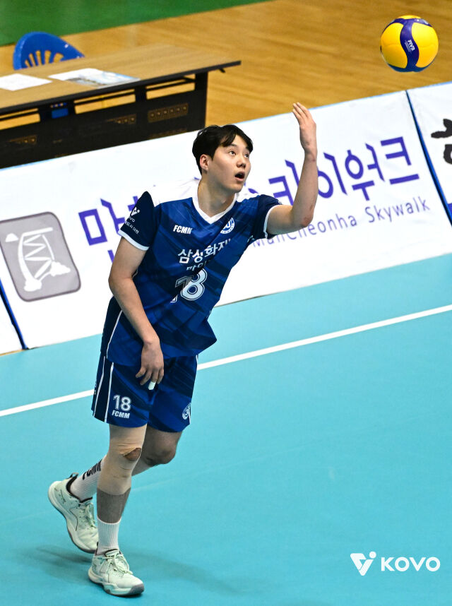 13일 단양국민체육센터에서 열린 2026 한국실업배구연맹&프로배구 퓨처스 챔프전 단양대회 조별리그 대한항공전에서 서브를 넣고 있는 김민혁./KOVO 제공