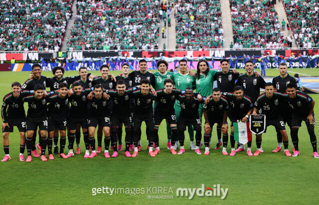 대한민국 축구대표팀이 19일 과달라하라 스타디움에서 열린 멕시코와의 '2026 국제축구연맹(FIFA) 북중미월드컵' A조 조별리그 2차전에서 0-1로 패배했다. 경기 전 멕시코 선수들이 사진 촬영을 하고 있다./게티이미지코리아