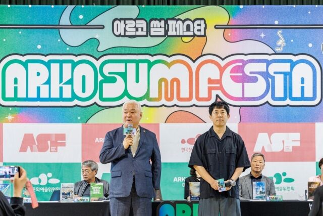 2026 아르코 썸 페스타 1차 라인업 관계자 고인범 대한민국연극제 홍보위원장(왼쪽)과 최덕문 1번출구 연극제 집행위원장. /한국문화예술위원회
