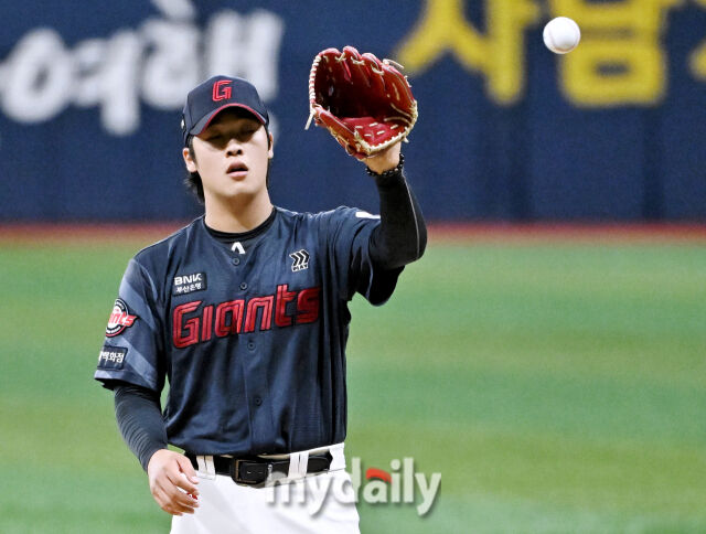 19일 오후 서울 고척스카이돔에서 진행된 '2026 프로야구 KBO리그' 키움히어로즈와 롯데자이언츠의 경기. 롯데 이민석이 선발등판 하고 있다./마이데일리