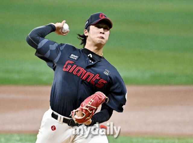 19일 오후 서울 고척스카이돔에서 진행된 '2026 프로야구 KBO리그' 키움히어로즈와 롯데자이언츠의 경기. 롯데 선발투수 이민석이 역투하고 있다./송일섭 기자