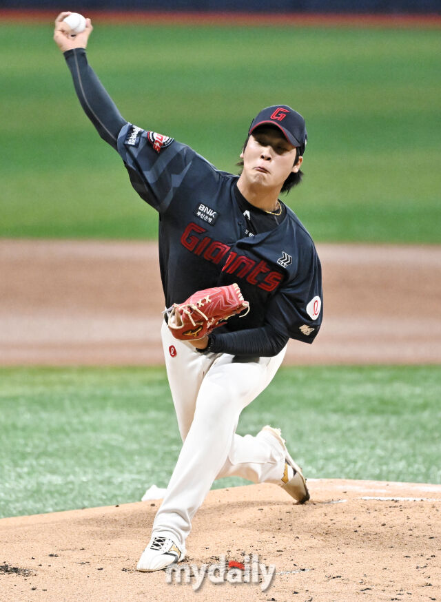 19일 오후 서울 고척스카이돔에서 진행된 '2026 프로야구 KBO리그' 키움히어로즈와 롯데자이언츠의 경기. 롯데 선발투수 이민석이 역투하고 있다./송일섭 기자