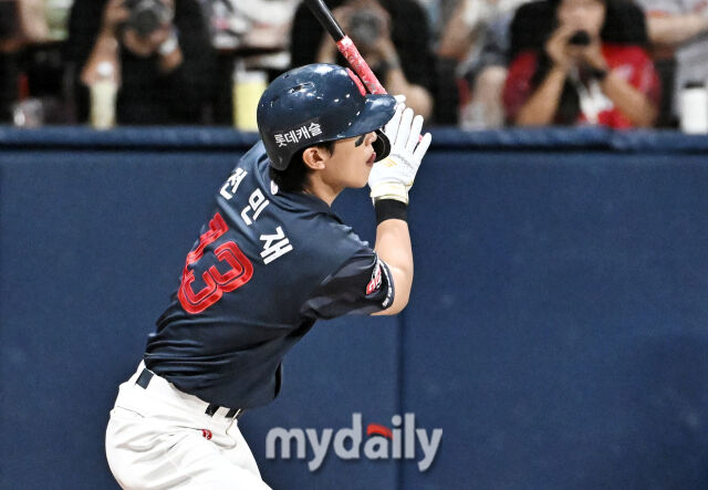 19일 오후 서울 고척스카이돔에서 진행된 '2026 프로야구 KBO리그' 키움히어로즈와 롯데자이언츠의 경기. 롯데 전민재가 4회초 2사 만루서 2타점 적시타를 터뜨리고 있다./송일섭 기자