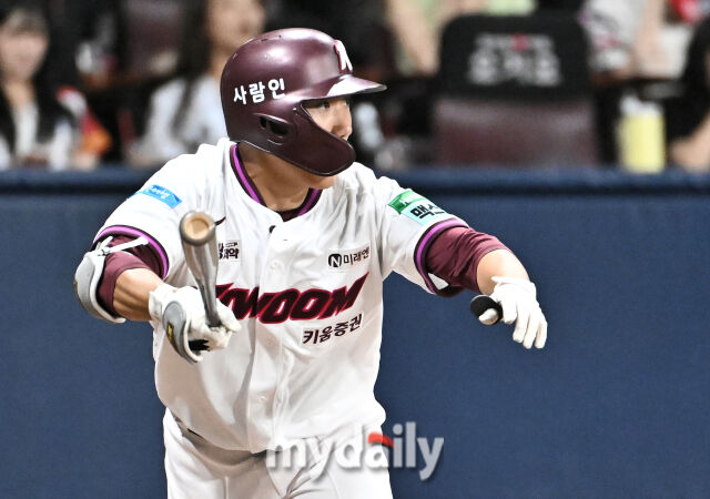 19일 오후 서울 고척스카이돔에서 진행된 '2026 프로야구 KBO리그' 키움히어로즈와 롯데자이언츠의 경기. 키움 추재현이 4회말 2사 1루서 1타점 적시타를 터뜨리고 있다./송일섭 기자