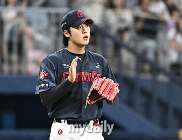 19일 오후 서울 고척스카이돔에서 진행된 '2026 프로야구 KBO리그' 키움히어로즈와 롯데자이언츠의 경기. 롯데 이민석이 3회말 무사 1루서 히우라를 병살타로 잡은 뒤 박수를 치고 있다./송일섭 기자