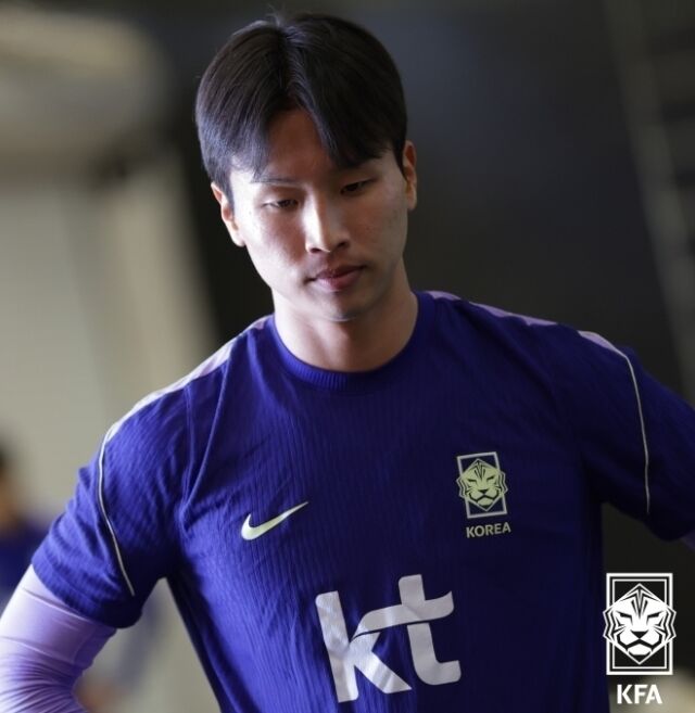 엄지성이 20일(이하 한국시각) 멕시코 할리스코주 과달라하라 인근 사포판의 치바스 베르데 바예에서 진행된 회복 훈련 전에 취재진과 인터뷰를 진행했다./대한축구협회 제공