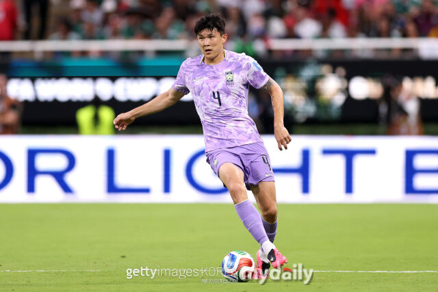토마스 뮐러가 19일 과달라하라 스타디움에서 열린 멕시코와의 '2026 국제축구연맹(FIFA) 북중미월드컵' A조 조별리그 2차전에서 풀타임 활약한 김민재를 극찬했다. 드리블을 하고 있는 김민재./게티이미지코리아