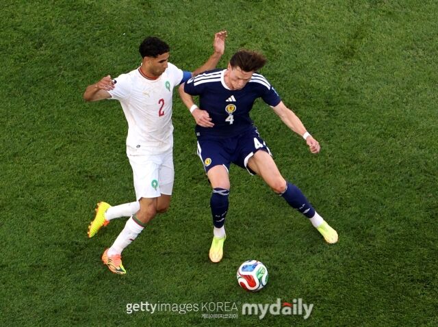 20일 보스턴 스타디움에서 열린 스코틀랜드와 모로코의 '2026 국제축구연맹(FIFA) 북중미월드컵' C조 조별리그 2차전. 몸싸움을 펼치고 있는 아슈라프 하키미와 스콧 맥토미니(왼쪽부터)./게티이미지코리아