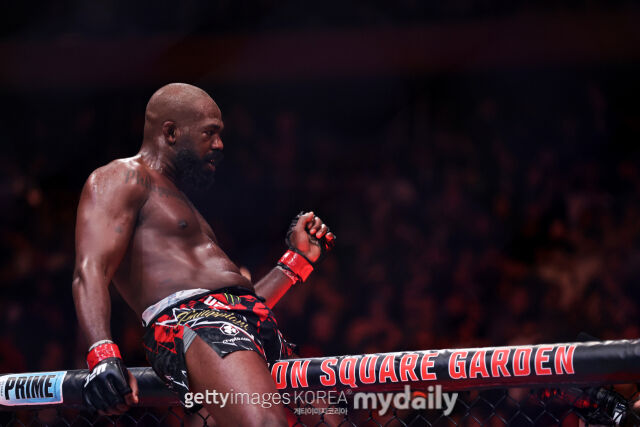 존 존스가 2024년 11월 벌어진 UFC 309에서 스티페 미오치치를 꺾고 세리머니 하고 있다. /게티이미지코리아
