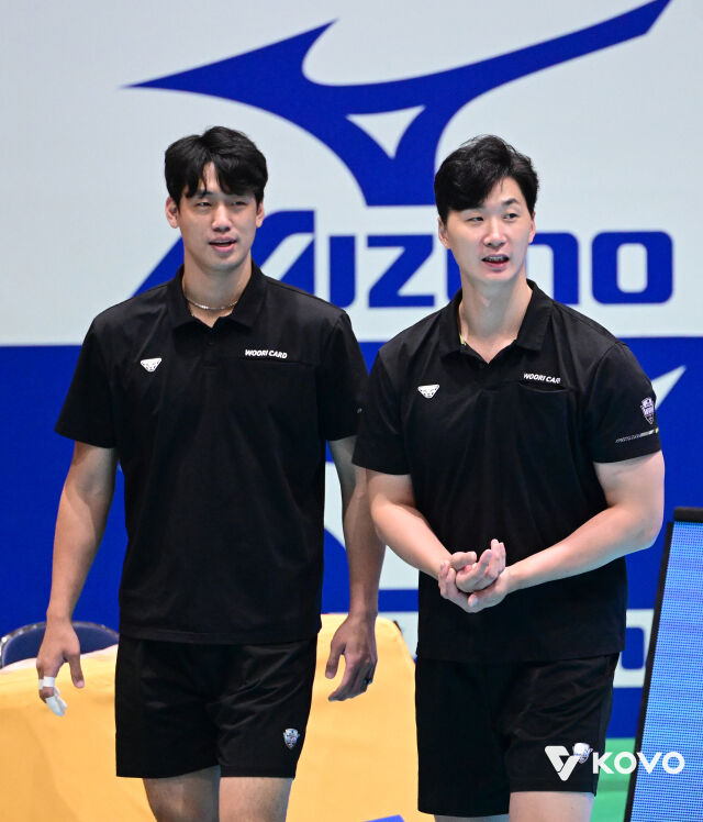 우리카드 박철우 감독(오른쪽)과 이강원 코치./KOVO
