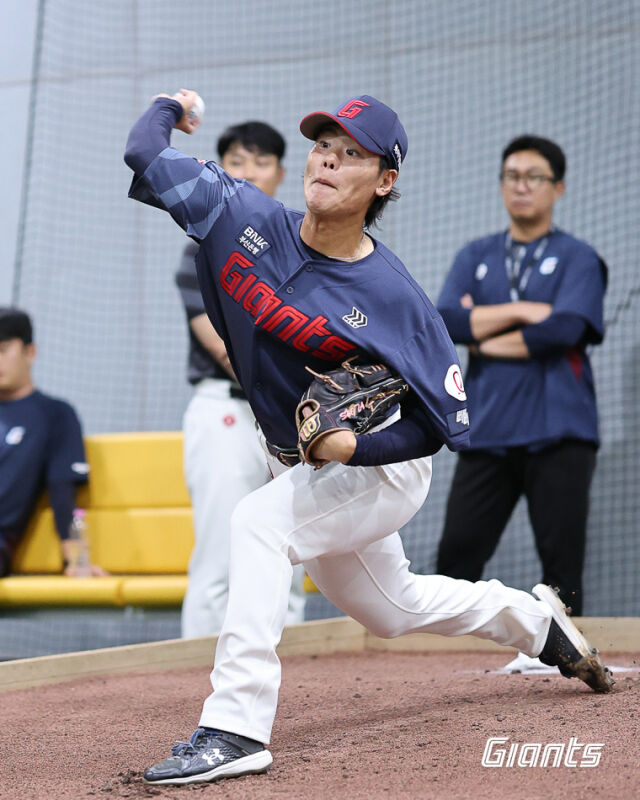 롯데 자이언츠의 새로운 아시아쿼터 선수 이이무라 쇼타가 20일 고척스카이돔 내 자리한 불펜에서 투구하고 있다. 이이무라는 이날 롯데 선수단 합류 후 첫 불펜 투구 시간을 가졌다./롯데 자이언츠 제공