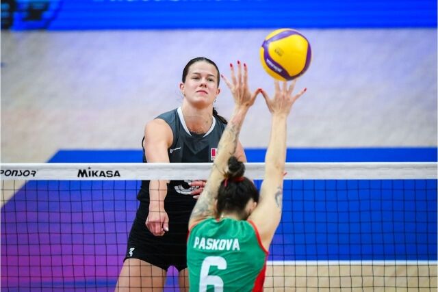캐나다여자배구대표팀 키에라 반 라이크가 19일 태국 방콕에서 열린 2026 VNL 2주차 불가리아와 경기 도중 스파이크를 시도하고 있다./국제배구연맹(FIVB) 제공
