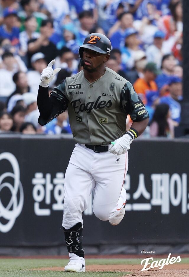 요나단 페라자가 20일 대전 삼성 라이온즈전 홈런을 치고 세리머니를 하고 있다./한화 이글스 제공