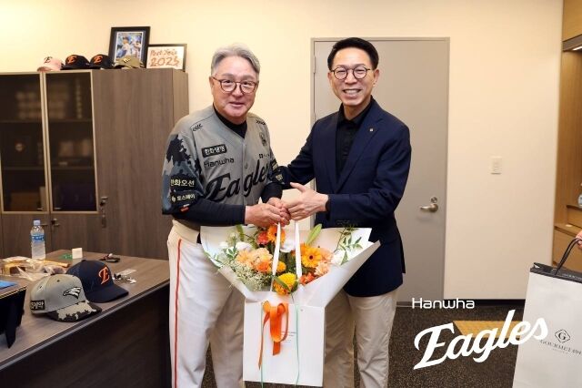 김경문 감독(왼쪽)과 박종태 대표이사./한화 이글스 제공