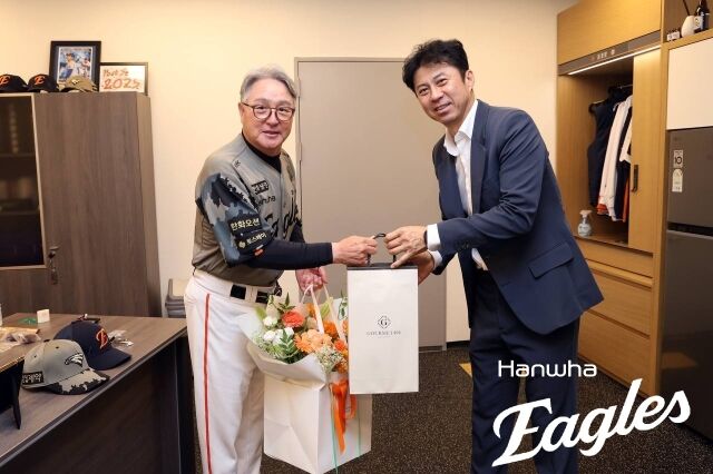 김경문 감독(왼쪽)과 손혁 단장./한화 이글스 제공