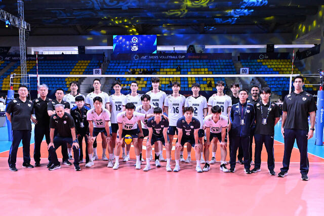 한국 남자배구 대표팀이 20일 인도 아마다바드에서 열린 2026 아시아배구연맹(AVC)컵 조별리그 1차전 태국전을 앞두고 단체 사진 촬영을 하고 있다./AVC 제공