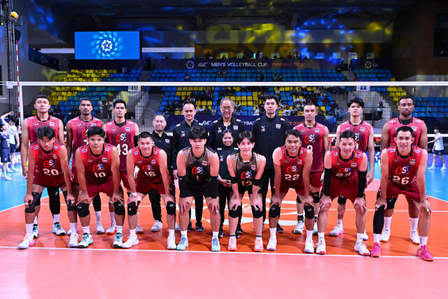 박기원 감독이 이끄는 태국 남자배구 대표팀이 20일 인도 아마다바드에서 2026 아시아배구연맹(AVC)컵 조별리그 한국전을 앞두고 단체 사진 촬영에 임하고 있다./AVC 제공