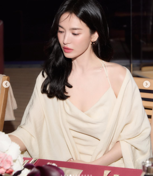 지난 20일, 송혜교는 자신의 SNS에 "Gala2026"이라는 멘트와 함께 여러 장의 사진을 게재하며 근황을 알렸다./송혜교 소셜미디어