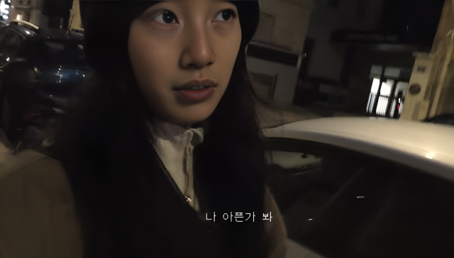 파리를 여행 중인 수지가 새벽에 세수도 안 한 상태서 외출을 나갔다./유튜브 채널 'suzy'
