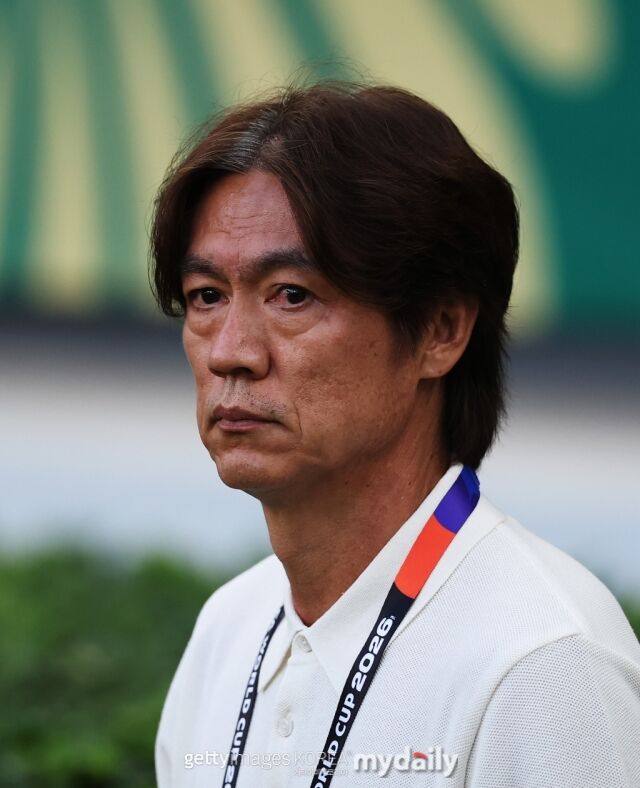 홍명보 대한민국 축구대표팀 감독이 지난 19일(이하 한국시각) 멕시코 할리스코주 과달라하라 인근 사포판의 과달라하라 스타디움에서 펼쳐진 멕시코와 2026 북중미 월드컵 A조 조별리그 2차전을 지켜보고 있다./게티이미지코리아