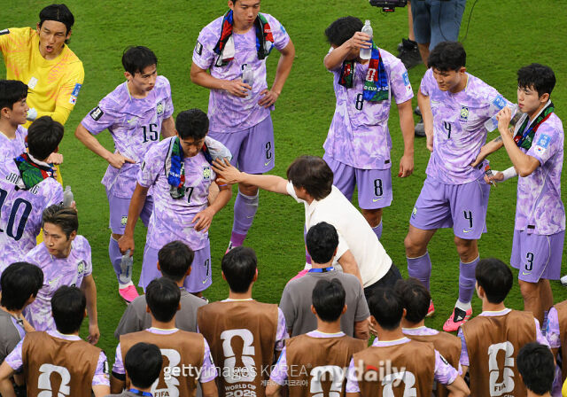 홍명보 대한민국 축구대표팀 감독이 지난 19일(이하 한국시각) 멕시코 할리스코주 과달라하라 인근 사포판의 과달라하라 스타디움에서 펼쳐진 멕시코와 2026 북중미 월드컵 A조 조별리그 2차전에서 작전 지시를 하고 있다./게티이미지코리아