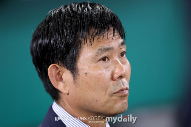 모리야스 하지메 일본 대표팀 감독이 21일(한국시각) 멕시코 과달루페의 몬테레이 스타디움에서 열린 2026 국제축구연맹(FIFA) 북중미 월드컵 조별리그 F조 2라운드 튀니지와의 맞대결에서 경기장을 지켜보고 있다. /게티이미지코리아