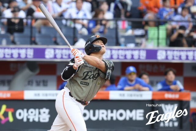 강백호가 6월 21일 대전 삼성 라이온즈전 솔로 홈런을 치고 있다./한화 이글스 제공