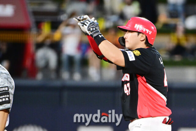 21일 오후 경기도 수원KT위즈파크 진행된 '2026 신한 SOL KBO 리그' 기아 타이거즈 - 수원 KT 위즈의 경기. 기아 나성범이 8회초 2사 만루에서 2타점 적시타를 때린 뒤 기뻐하고 있다./수원 = 곽경훈 기자