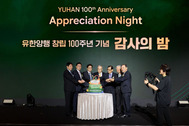 지난 19일 롯데호텔에서 열린 유한양행 창립 100주년 기념행사 케익커팅식. /유한양행