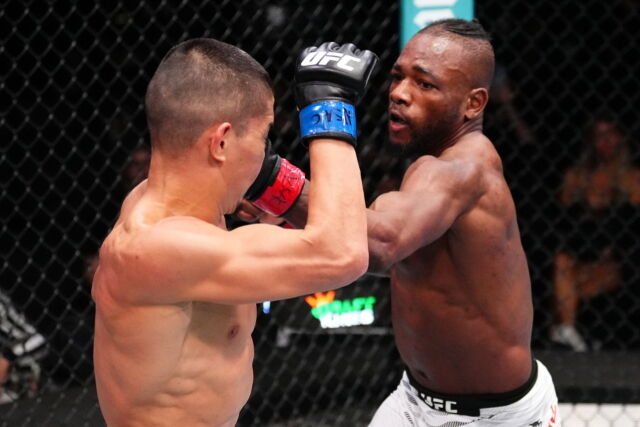 지난 3월 아수 알마바예프(왼쪽)와 경기에서 공격을 터뜨리는 캅. /UFC 제공