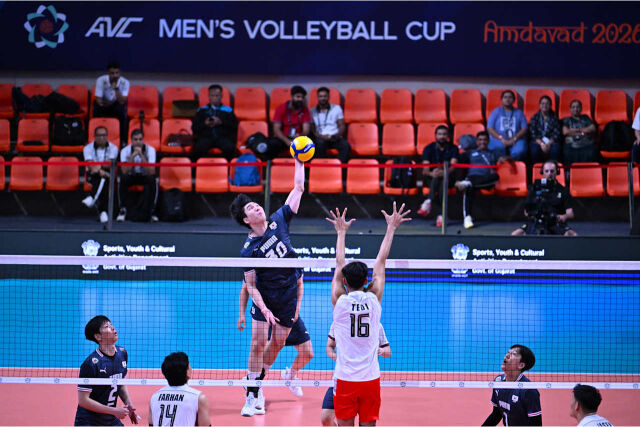 21일 인도에서 열린 2026 아시아배구연맹(AVC)컵 조별리그 B조 인도네시아전에서 공격을 선보이고 있는 신호진./AVC 제공