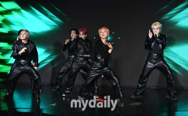 그룹 안타레스가 22일 서울 마포구 케이팝스테이지에서 진행된 새 디지털 싱글 'TRIGGER(트리거)' 쇼케이스에서 멋진 무대를 선보였다. / 한혁승 기자(hanfoto@mydaily.co.kr)