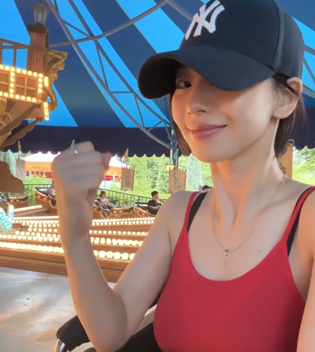 22일 에스파 공식 SNS에는 “When in Everland(에버랜드에 왔다면)”이라는 글과 함께 카리나의 에버랜드 방문 영상이 업로드 됐다./카리나 소셜미디어