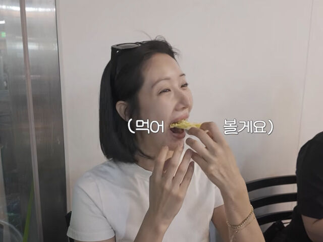 한그루가 쌈을 싸먹으며 털털한 모습을 보였다. / 유튜브 '그루니까말이야' 