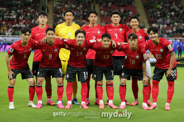 대한민국 축구대표팀이 12일 과달라하라 스타디움에서 열린 '2026 국제축구연맹(FIFA) 북중미 월드컵' 체코와의 A조 조별리그 1차전을 앞두고 사진 촬영을 하고 있다./게티이미지코리아