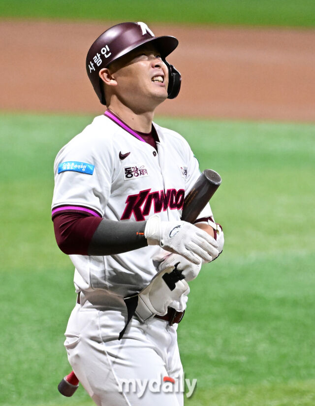 2026년 6월 23일 오후 서울 고척스카이돔에서 열린 '2026 신한 SOL KBO리그' KIA 타이거즈와 키움 히어로드의 경기. 키움 히우라가 1회말 무사 1루서 파울을 친 뒤 아쉬워하고 있다./마이데일리
