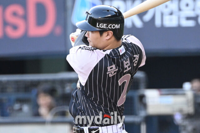 23일 서울 잠실야구장에서 열린 '2026 신한 SOL KBO리그' 삼성 라이온즈와 LG 트윈스 경기. LG 문보경이 1회말 무사 만루에 2타점 적시타를 치고 있다./마이데일리