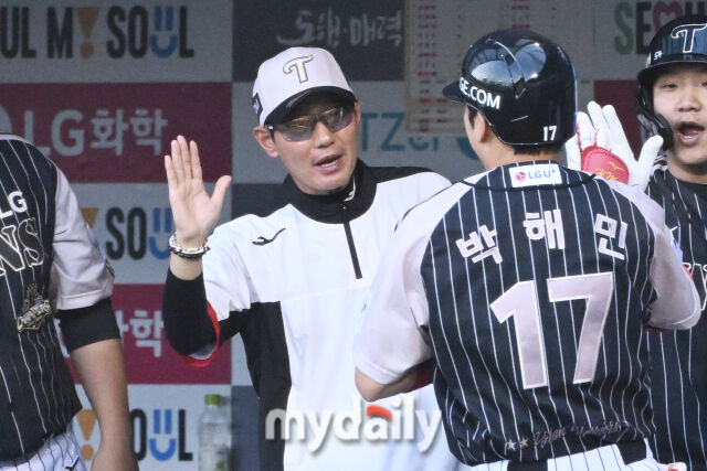 23일 서울 잠실야구장에서 열린 '2026 신한 SOL KBO리그' 삼성 라이온즈와 LG 트윈스 경기. LG 박해민이 3회말 1사에 솔로 홈런을 친 후 염경엽 감독과 기뻐하고 있다./마이데일리